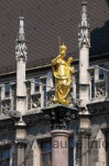 Die goldene Marienfigur auf der Mariensäule