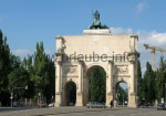 Das Siegestor, von der Innenstadt gesehen