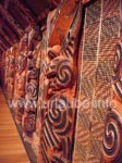 Whakairo (Schnitzkunst) im Innern eines Versammlungshauses