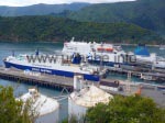 Die Bluebridge- und InterIslander-Fähren im Hafen von Picton auf der Südinsel.