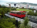 Das rote Cable Car fährt gemächlich vom Lambton Quay den steilen Hügel bis nach Kelburn hinauf.