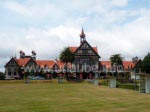 Das ehemalige Badehaus mit den Tudor Towers ist das Wahrzeichen von Rotorua und aus keiner Imagebroschüre wegzudenken.