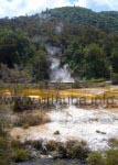 Beeindruckend sind auch die gelb-grünen Marmorterrassen