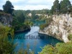 Beim Bungee-Sprung über dem herrlichen Waikato River taucht man auch ins Wasser ein.