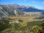 Im Tal erkennt man das Mt. Cook Village und im Hintergrund die Southern Alps.