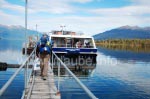 Mit einem Boot geht es über den Lake Te Anau zum Startpunkt des Milford Tracks.