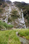 Zahlreiche Wasserfälle säumen die Felswände entlang des Wanderwegs.