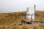 Einen tollen Ausblick bietet selbst die Toilette beim Day Shelter des Mackinnon Passes.