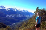 Ausblick auf den Hollyford River und das Hollyford-Gebirge