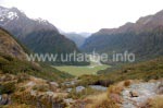 Das Routeburn Falls Hut ist auf einem Felsplateau am Berg erbaut worden.