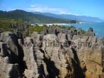 Die Pancake Rocks im Paparoa National Park an Neuseelands wilder Westküste.