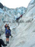 In einer Reihe wandert man dem Guide hinterher, der mit einer Spitzhacke Treppen in die Eiswände schlägt.