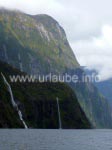 Majestätisch erheben sich die Berge des Milford Sounds.