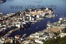 Vom 320 Meter hohen Flöjen der Blick auf die Hafenbucht Vagen, den Puddefjord und die dazwischen liegende Halbinsel Nordnes (Tagaufnahme)