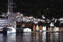 Der einstige Handelssegler Statsraad Lehmkuhl, einer der größten Dreimaster der Erde, vor der Kulisse des Hanseviertels Bryggen (Tagaufnahme)