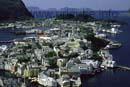 Alesund, wie ein Angelhaken hinaus geworfen ins Meer. In der Bildmitte, am Horizont, die Vogelinsel Runde