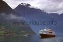 In Geiranger angekommen heißt es Maschinen Stop! Da der Ort über keine Hafenanlage verfügt gehen sofort kleine Boote längseits. Wer einen Landausflug gebucht hat wird ausgebootet, und schon macht sich der Schnelldampfer wieder auf den Rückweg nach Alesund.