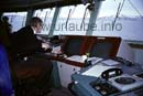 Auf der Kommandobrücke der MS Narvik. Der erste Steuermann hat das Schiff mit locker im Griff.