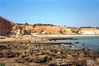 Strandabschnitt mit Felsen dahinter