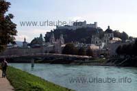 Blick auf die Burg vom Salzach-Ufer aus