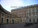 La cour derrière le palais royal avec gardes et canons