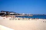 A Cannes il y a des sables de plage agréables.