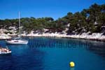 Tour avec le bateau dans une Calanque allongée