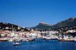 Blick auf den Hafen von Cassis vom Meer aus