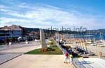 Vue sur la promenade de la plage à partir du port