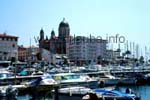 Hafen von St. Raphael mit der Kirche Notre-Dame-de-la-Victoire im Hintergrund