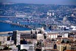 Vue sur le port citadin devant la cathédral