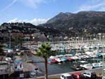 Le vieux port de Menton avec la promenade de la rive (Baie de Garavan) en arrière-plan