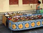 Herzhaft frische Kräuter an einem Stand vor der Markthalle