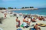 Baie du Soleil: direkt am Meer Steine, hinten Sand