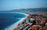 Vue sur la promenade des Anglais et la vieille ville en premier plan