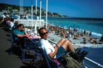 On peut s'assoir pour des heures à la promenade sur des chaises et observer les gens et la mer.