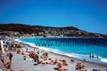 La longue plage de gallets au dessous de la promenade