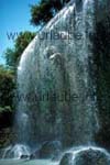 Ein kleiner Wasserfall auf halber Höhe, unter dem viele eine kleine Erfrischungsdusche nehmen.