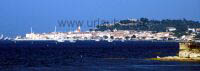 Vue sur les silhouettes urbaines de Saint Tropez à partir de Saint-Maxime
