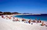 Vue sur la plage avec des galets infimes