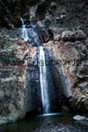 La chute d'eau de trois niveaux á la fin de Barranco del Infierno