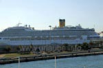 Kreuzfahrtschiff im Hafen