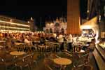 Un des cafés routiers avec un mini-orchestre sur la place Saint-Marc