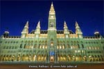 Die beeindruckende Frontfassade des Wiener Rathauses liegt unmittelbar gegenüber des Burgtheaters.