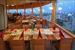 Im Café und Restaurant des Donauturms bekommt man wiener Spezialitäten serviert.