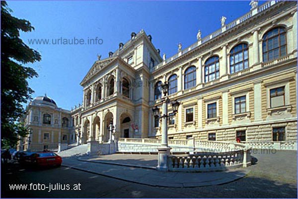 Das neue Gebäude der Wiener Universität liegt an der Ringstraße nahe der Votivkirche.