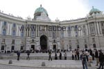 Die Hofburg im Stadtzentrum von Wien gehört mit dem Sisi-Museum und der Schatzkammer zu den beliebtesten Touristenzielen.