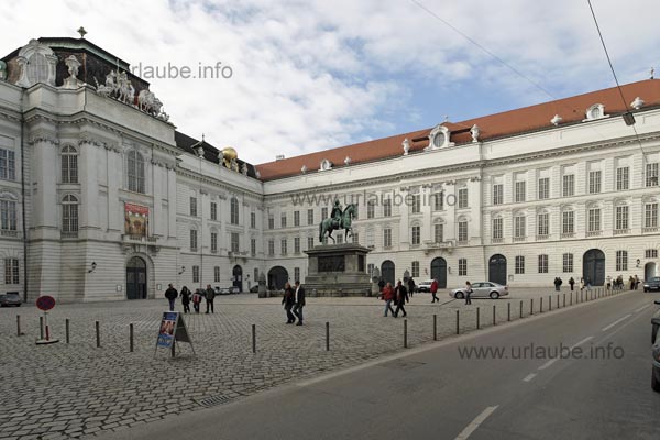 Der eher schmucklose Josefsplatz lässt kaum erahnen, dass man vor einem der schönsten Bibliothekssäle der Welt steht.