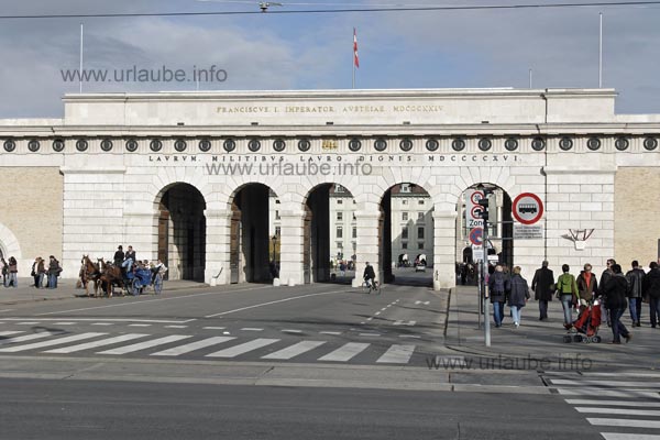 Von der Ringstraße führt der Weg zur Hofburg durch das Burgtor.