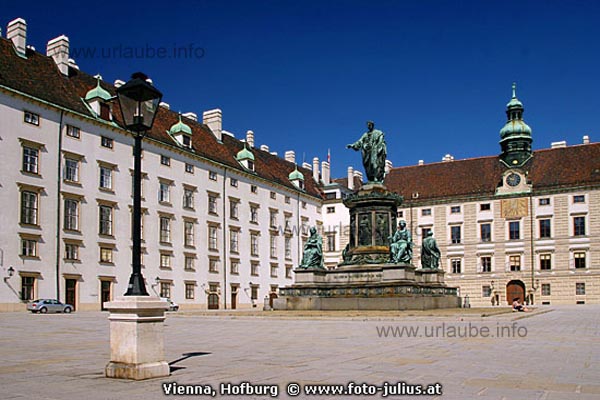 Im Inneren Burghof weist Kaiser Franz den Weg zur Schatzkammer.